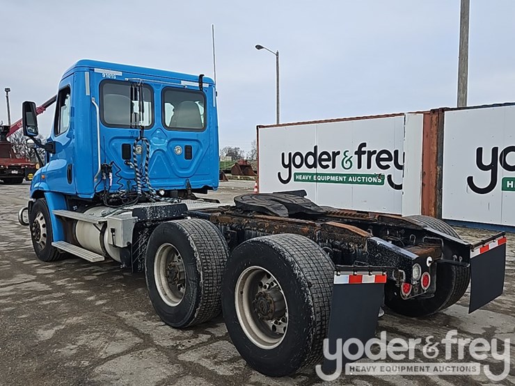 2016-freightliner-cascadia-113-image-10