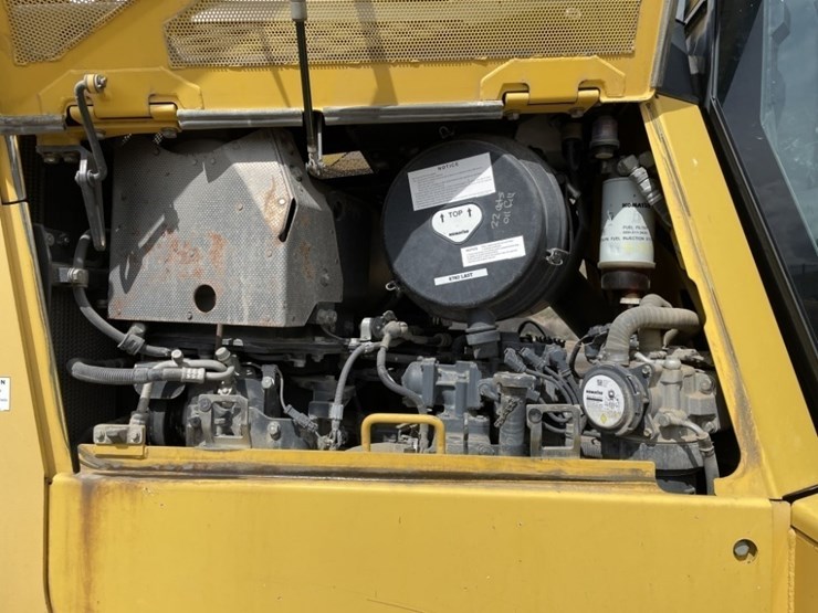2013-komatsu-d65ex-17-image-25