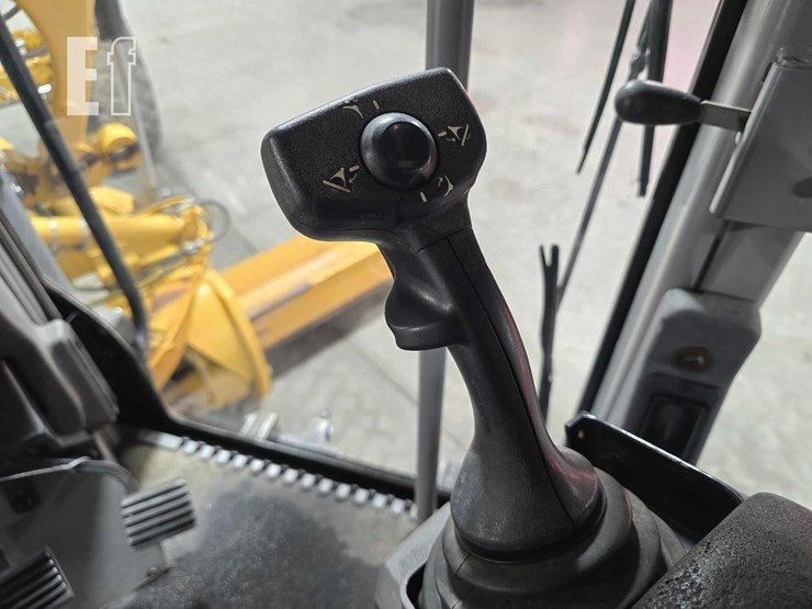 2011-caterpillar-140m2-image-18