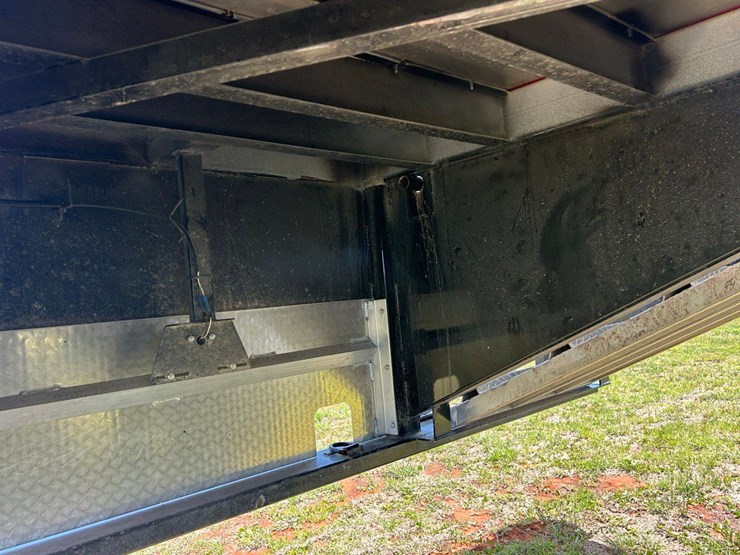 2013-neville-trailer-image-13