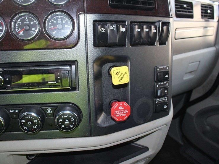 2019-peterbilt-579-image-25