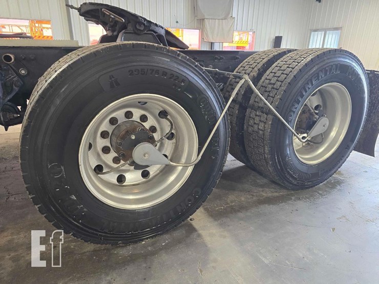 2013-peterbilt-384-image-21