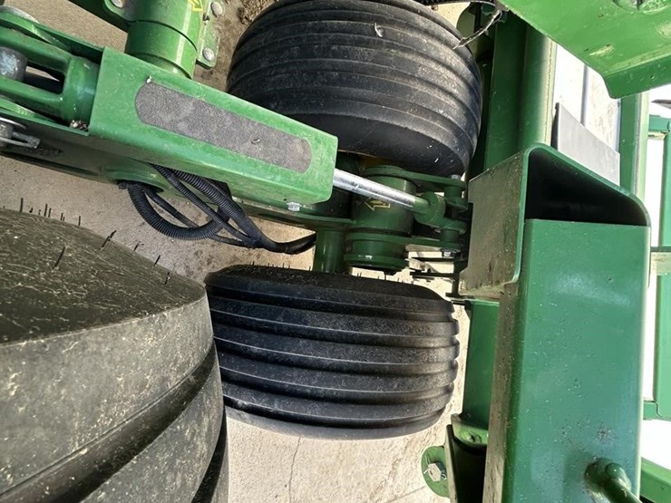 2019-john-deere-560r-image-17