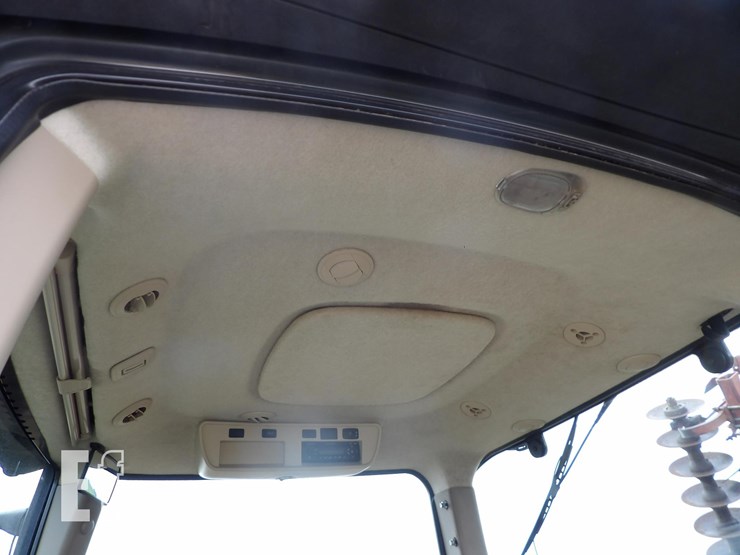 2012-john-deere-8235r-image-22