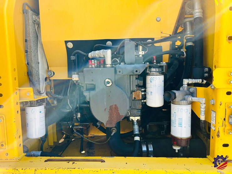 2015-komatsu-pc210-lc-image-40