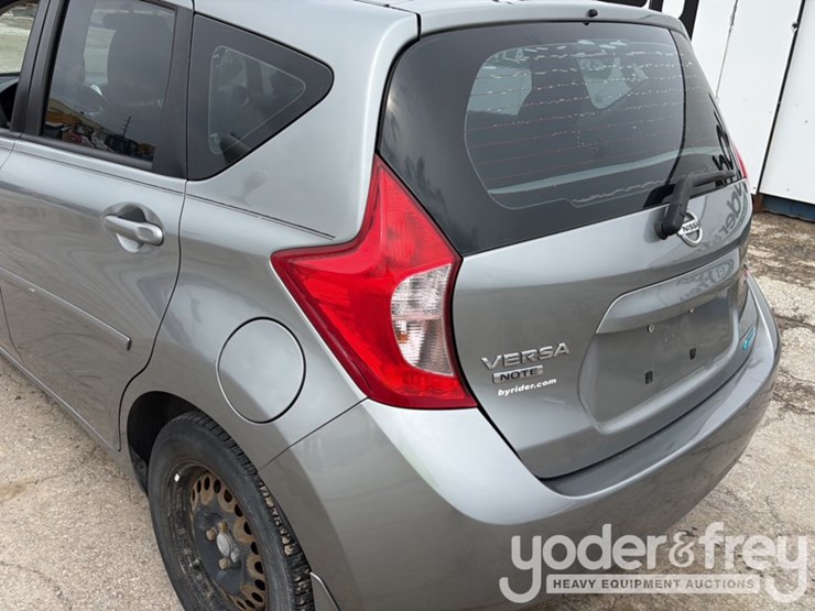 2015-nissan-versa-image-15