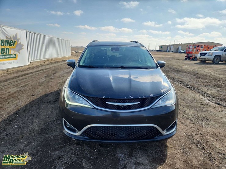2017-chrysler-pacifica-image-22