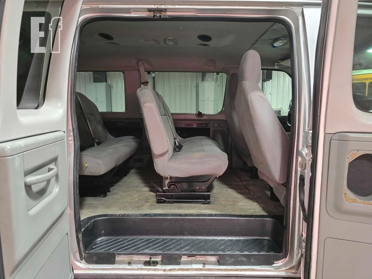 2011-ford-e350-xlt-image-16