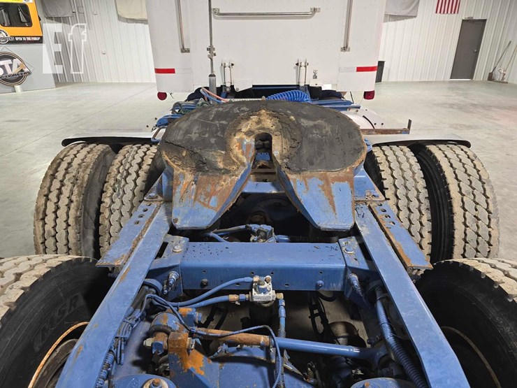 2009-peterbilt-367-image-17