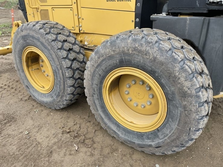 2018-caterpillar-12m3-awd-image-12