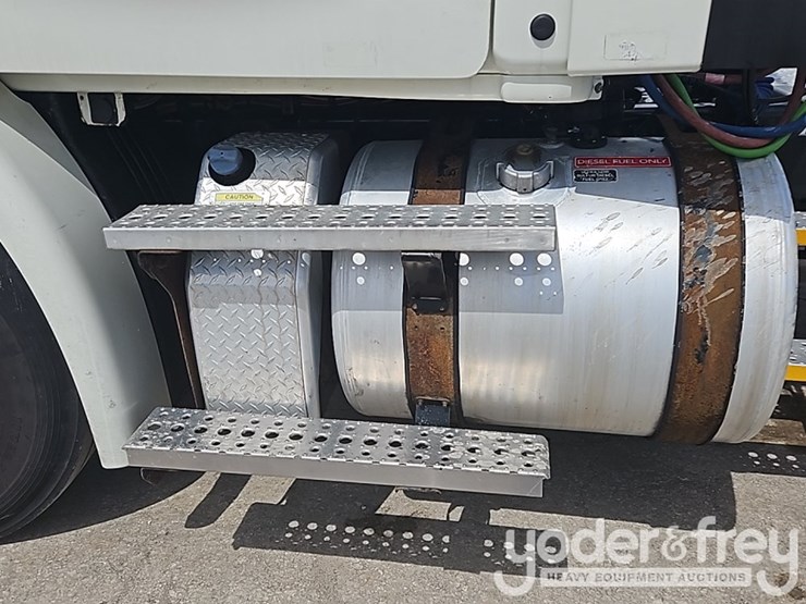 2017-freightliner-cascadia-113-image-9