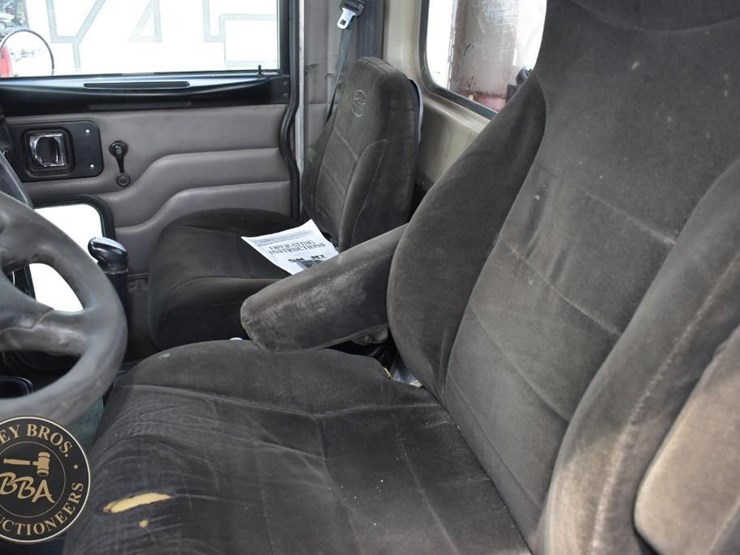 2005-peterbilt-385-image-40