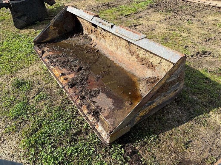 universal-attach-84"-lpe-bucket-image-1