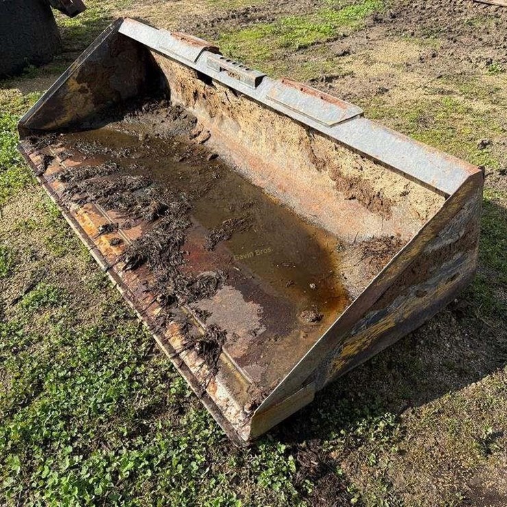 Universal Attach 84" LPE Bucket