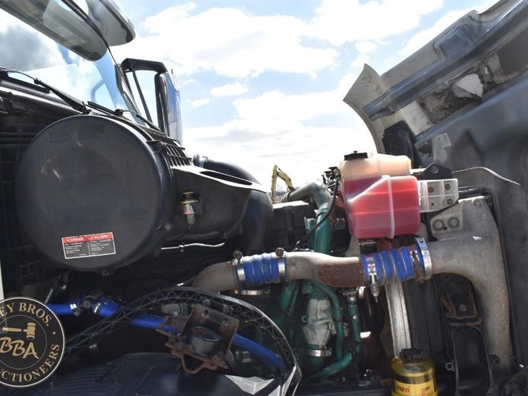 2015-volvo-vnl64t670-image-26