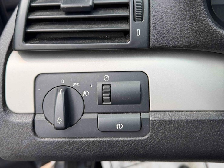 2003-bmw-325i-image-13