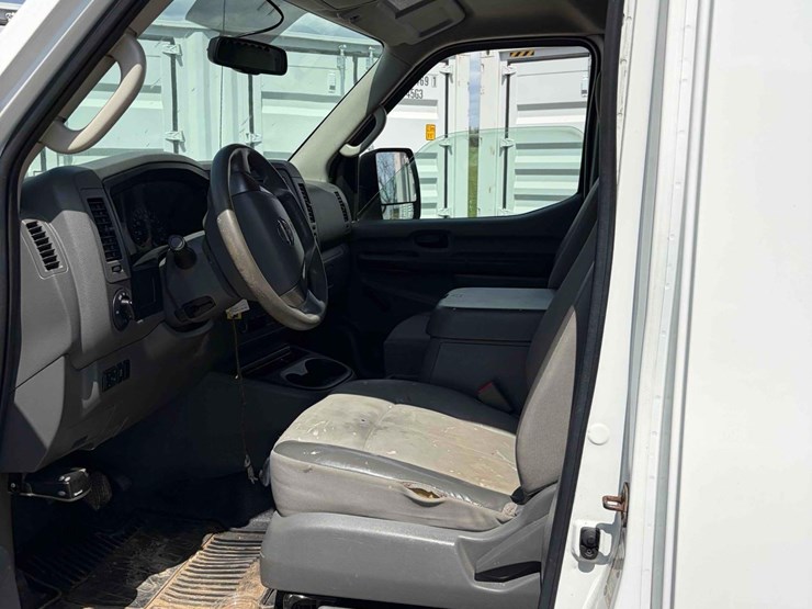 2012-nissan-nv2500-image-11