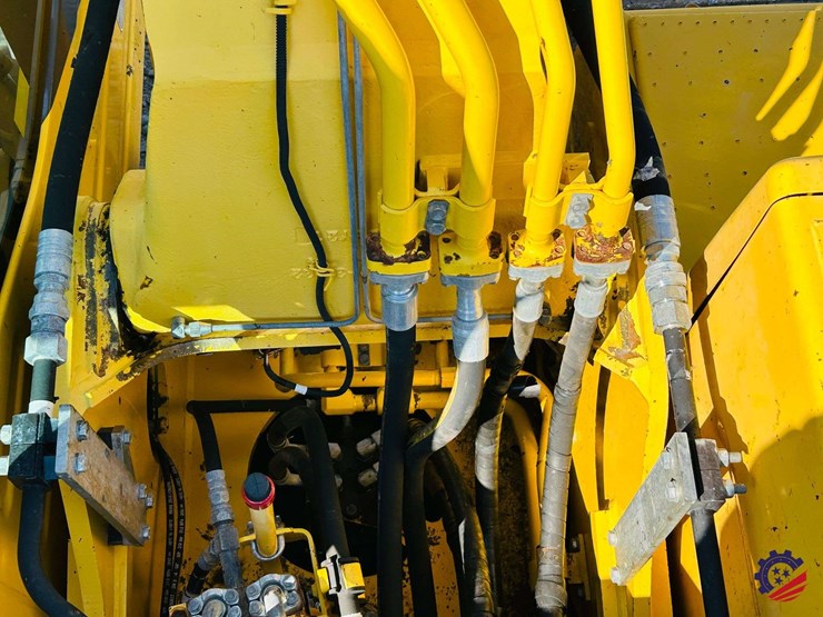 2015-komatsu-pc210-lc-image-27