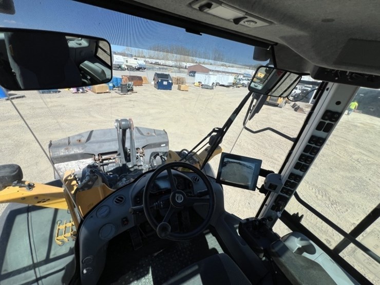 2023-volvo-l70h-wheel-loader-image-39