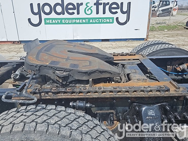 2017-freightliner-cascadia-113-image-11