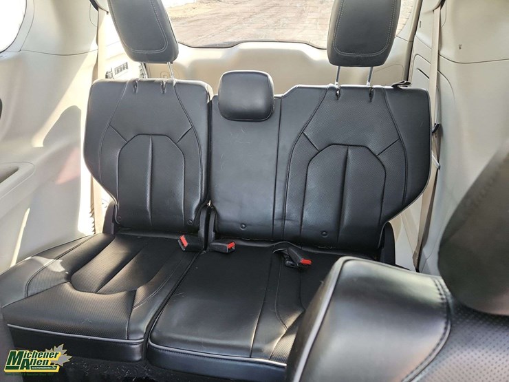 2017-chrysler-pacifica-image-17