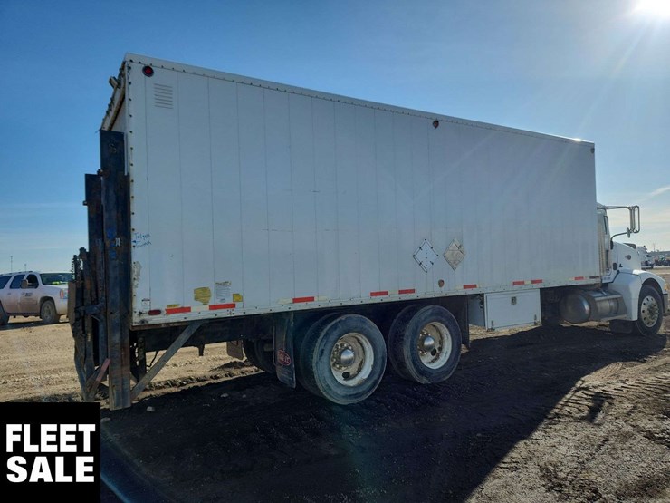 2005-peterbilt-385-image-5