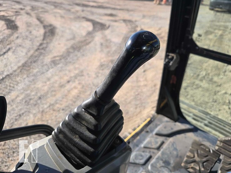 2017-caterpillar-326fl-image-17