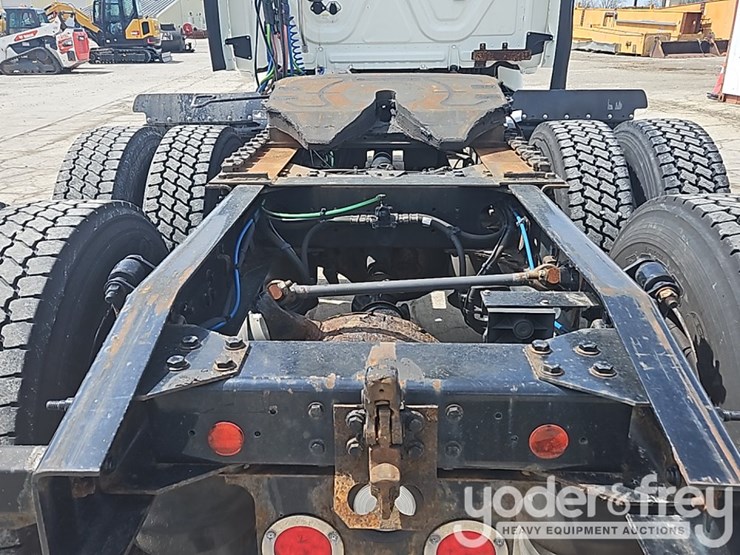 2017-freightliner-cascadia-113-image-15