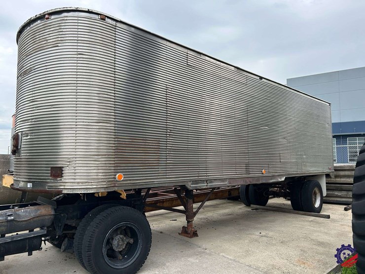 antique-bullnose-28ft-s/a-pup-trailer-image-2