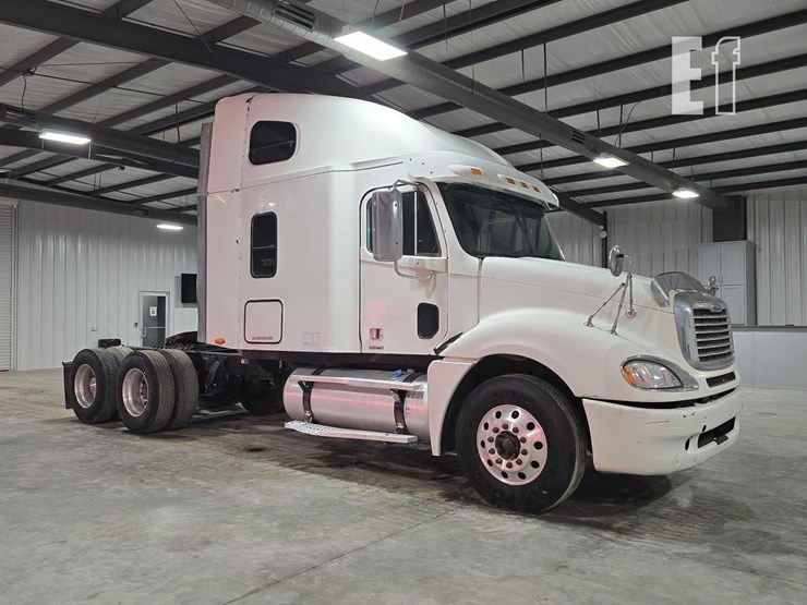 2009-freightliner-columbia-120-image-2