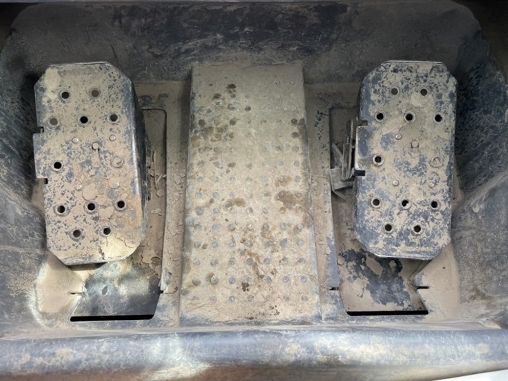 2013-deere-333e-image-32