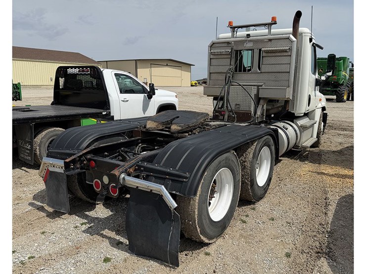 2012-freightliner-cascadia-125-image-2