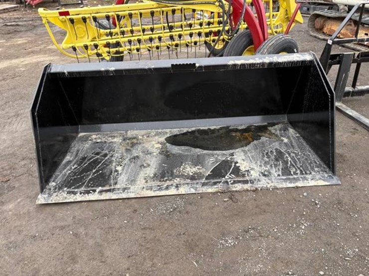 78in-snow/material-bucket-image-2