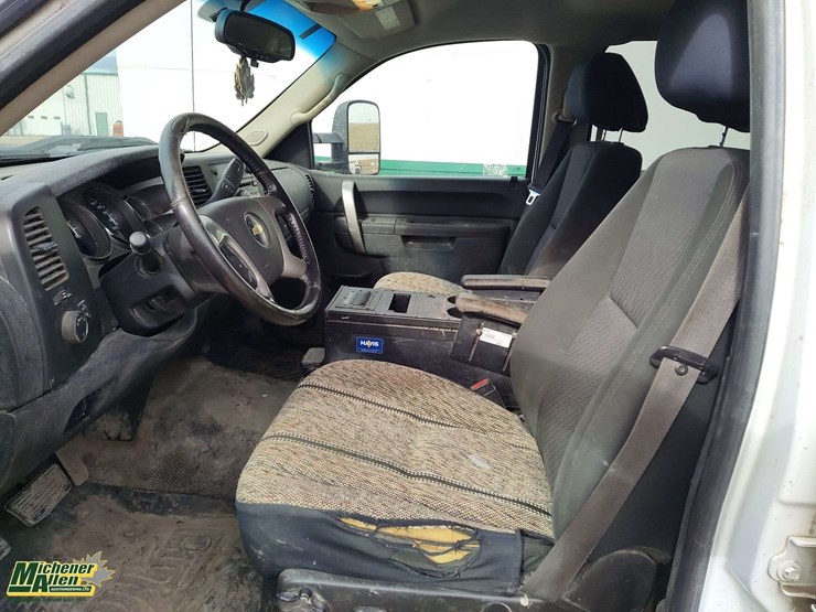 2012-chevrolet-silverado-2500hd-image-13