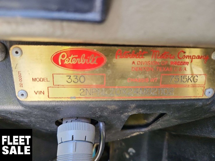 2004-peterbilt-330-image-9