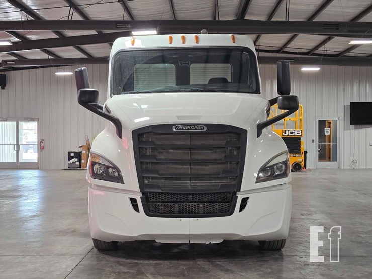 2020-freightliner-cascadia-126-image-7