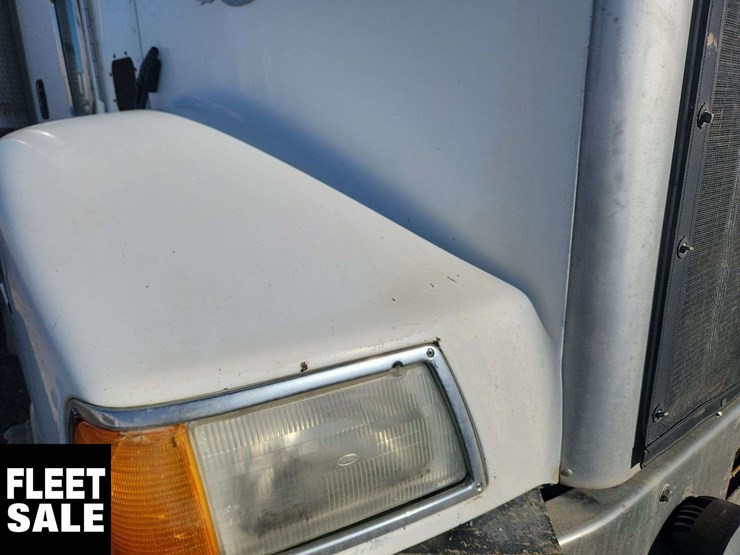 2005-peterbilt-385-image-48