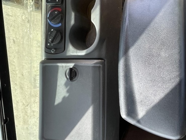 2021-caterpillar-d2-image-30