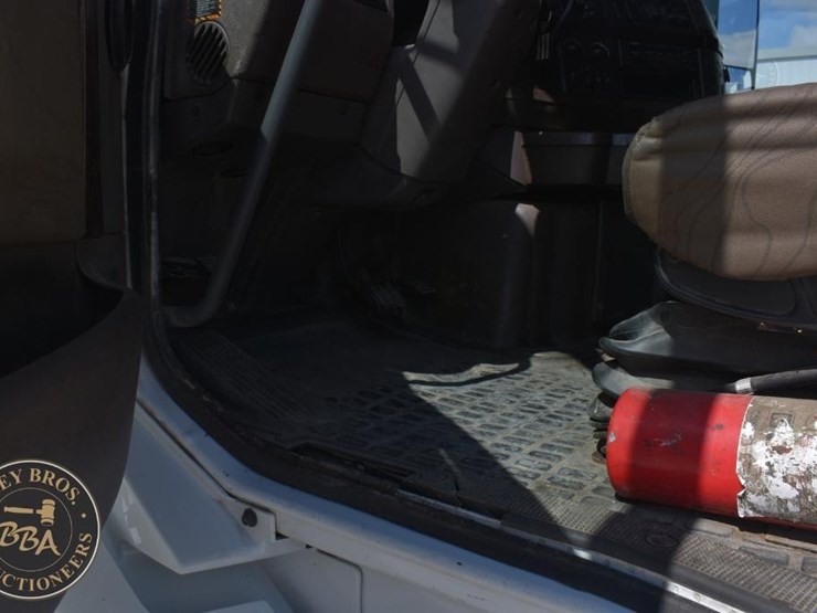 2015-volvo-vnl64t670-image-33