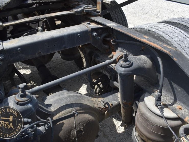 2005-peterbilt-385-image-26