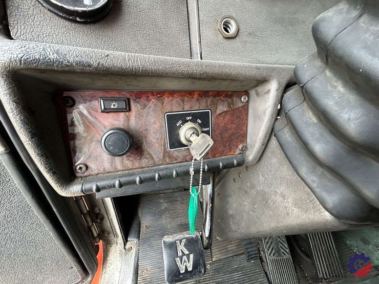 2005-kenworth-t300-image-85