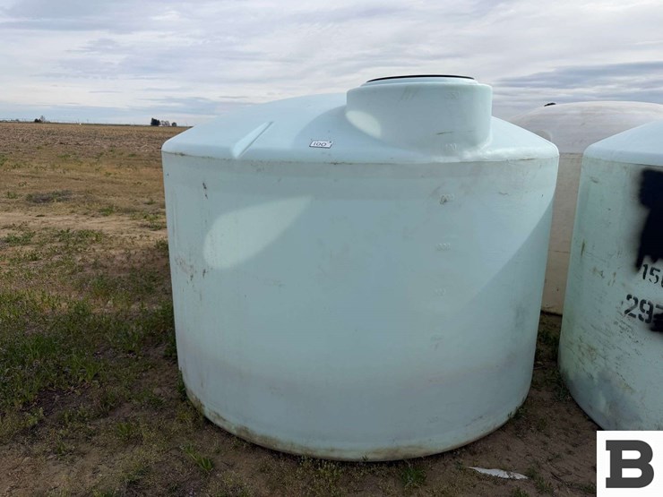1550-gallon-round-poly-fertilizer-tank-image-1