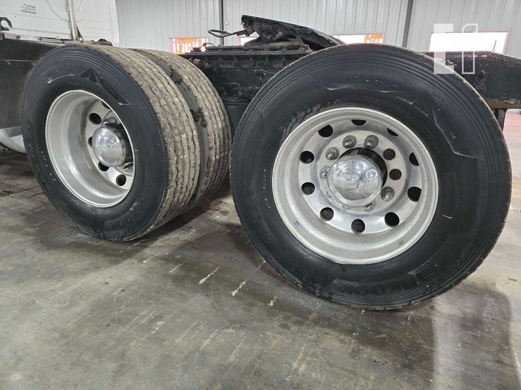 2014-freightliner-cascadia-125-image-23