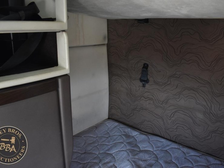 2015-volvo-vnl64t670-image-47