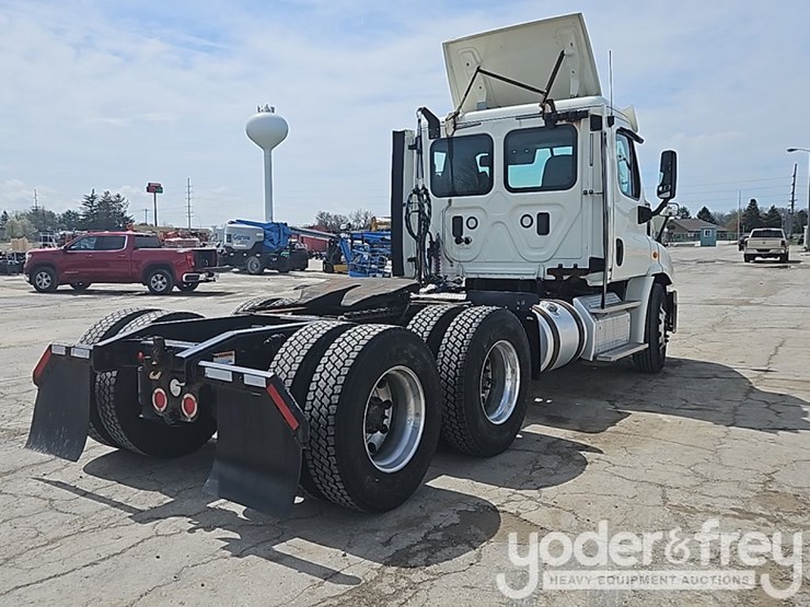 2017-freightliner-cascadia-113-image-3