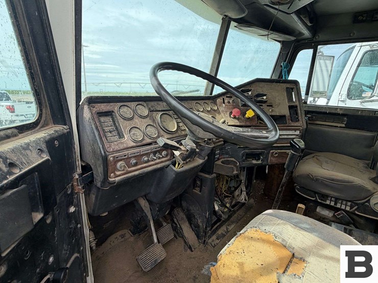 freightliner-tank-truck---non-running-truck-image-6