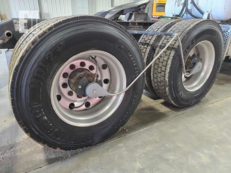 2013-peterbilt-384-image-23