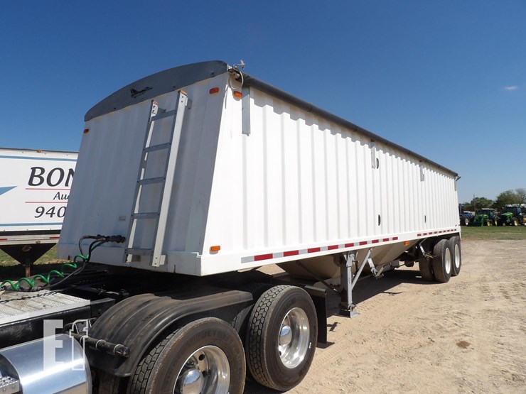 2010-jet-34-ft-image-1