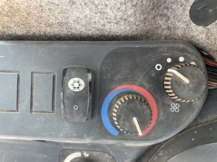 2013-deere-333e-image-28