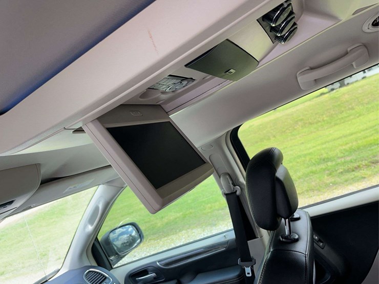 2012-chrysler-town-&-country-image-16